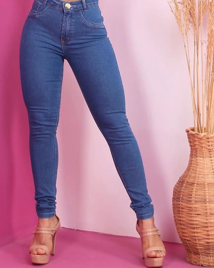 Calça feminina cintura alta, lavagem azul médio