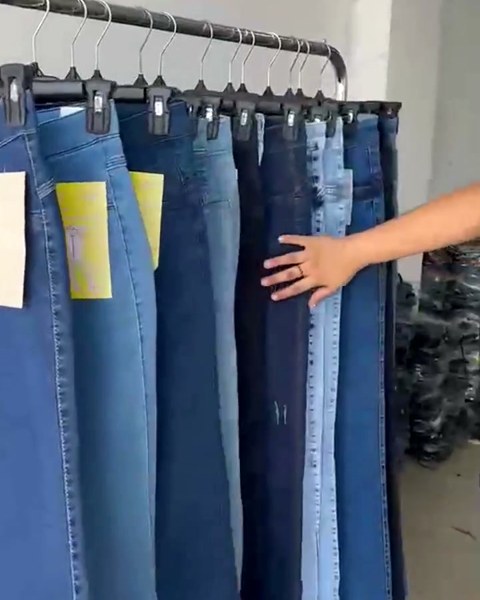 Calças femininas skinny sortidas, várias lavagens na arara